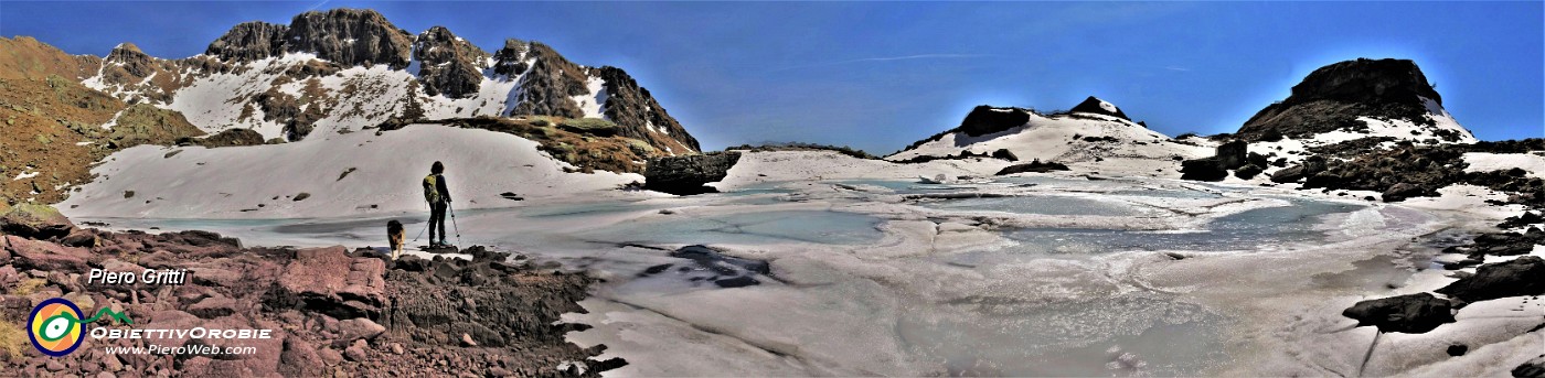 59 Bello il laghetto di Pietra Quadra baciato dal sole e in disgelo.jpg